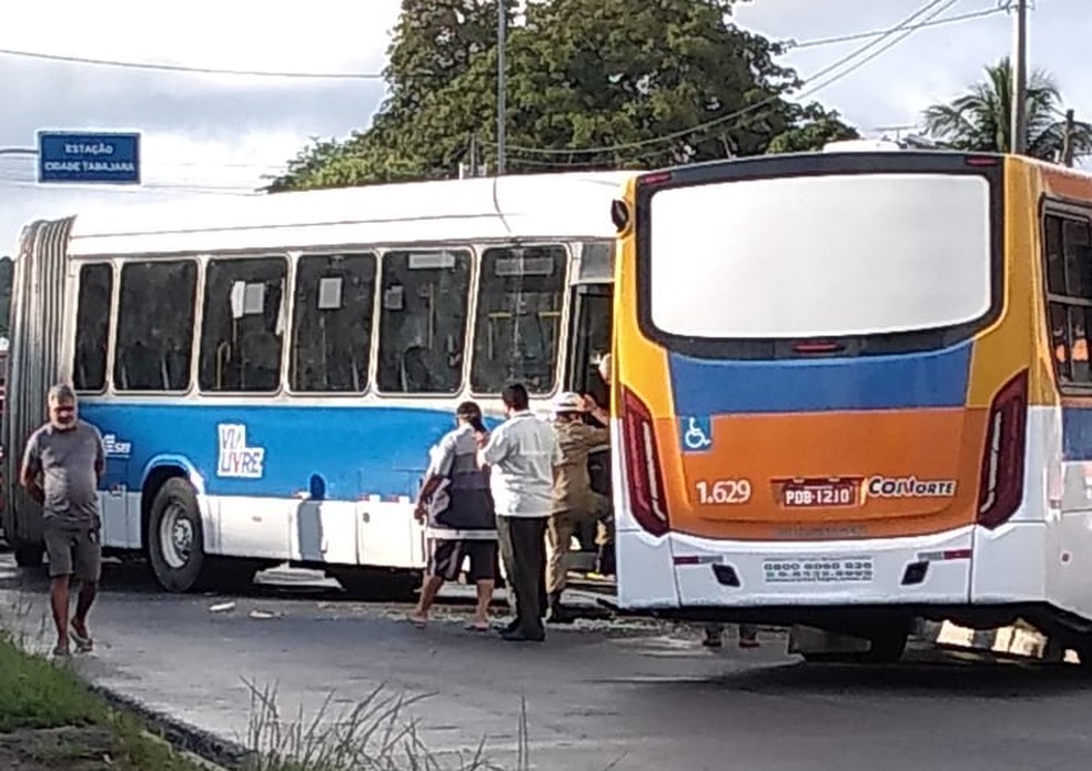 Colisão entre dois ônibus na rodovia PE-15, em Olinda, deixou feridos na manhã desta segunda-feira (29) — Foto: Reprodução/WhatsApp