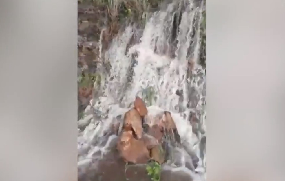 Vazamento de água de adutora formou 'cachoeira' às margens da RN-269, no RN — Foto: Reprodução