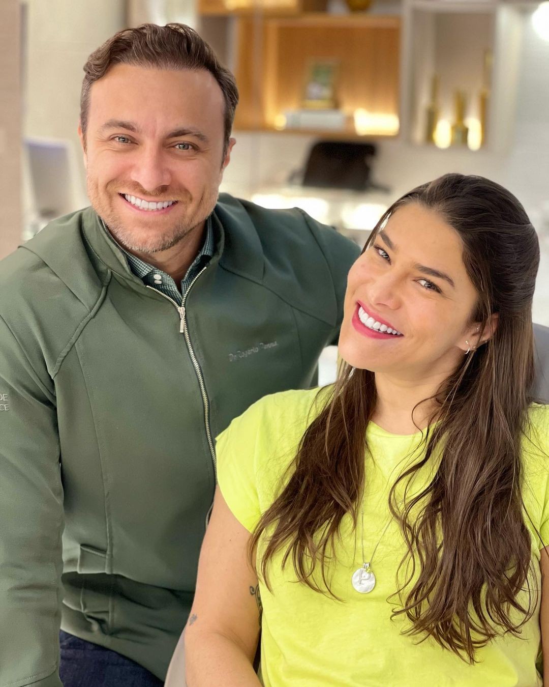 Priscila Fantin e seu dentista, Rogério Penna (Foto: Reprodução Instagram)