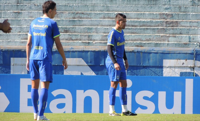 Enderson faz testes e improvisa Saimon na lateral-esquerda em treino