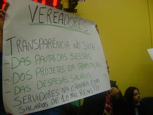Grupo faz protesto silencioso durante sessão na Câmara de Vereadores de Santo Ângelo (Foto: Jean Prado/ RBS TV)