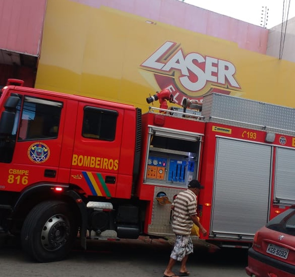 Estabelecimento onde ocorreu o incêndio fica no bairro de Cavaleiro (Foto: Corpo de Bombeiros/Divulgação)