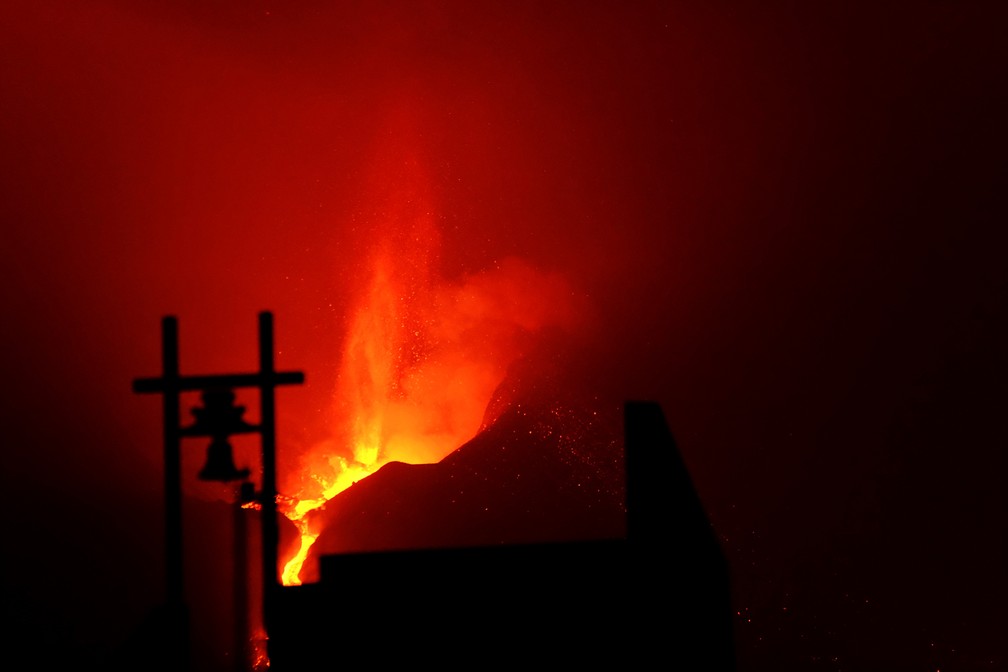 O fluxo de lava, com temperaturas de até 1.240 graus celsius, destruiu os últimos edifícios que resistiam na vila de Todoque — Foto: AP Photo/Daniel Roca