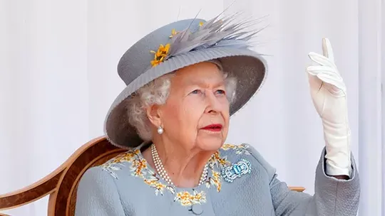 Rainha Elizabeth sofria de câncer raro, sabia que tinha pouco tempo de vida e se distraía com série de TV, revela livro