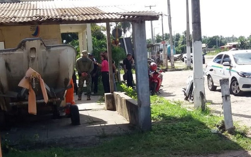 Peritos da Aeronáutica e agentes da Polícia Federal estão no local do acidente — Foto: Lenilson Santos