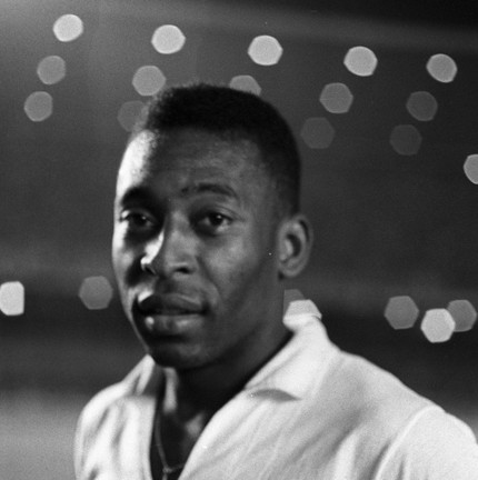Edson Arantes do Nascimento, o Pelé, retratado, em maio de 1968, com a camisa do Santos, clube onde começou a jogar ainda com 15 anos e despontou como o maior craque do futebol mundial de sua época – e de todos os tempos. — Foto: Arquivo / Agência O Globo 