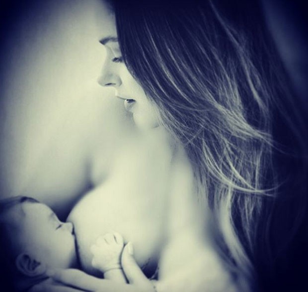 Fernanda Machado posta foto amamentando o pequeno Lucca (Foto: Reprodução/Instagram)
