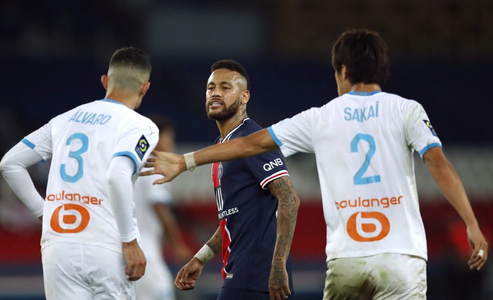 Neymar discute com o zagueiro Álvaro González — Foto: Reuters