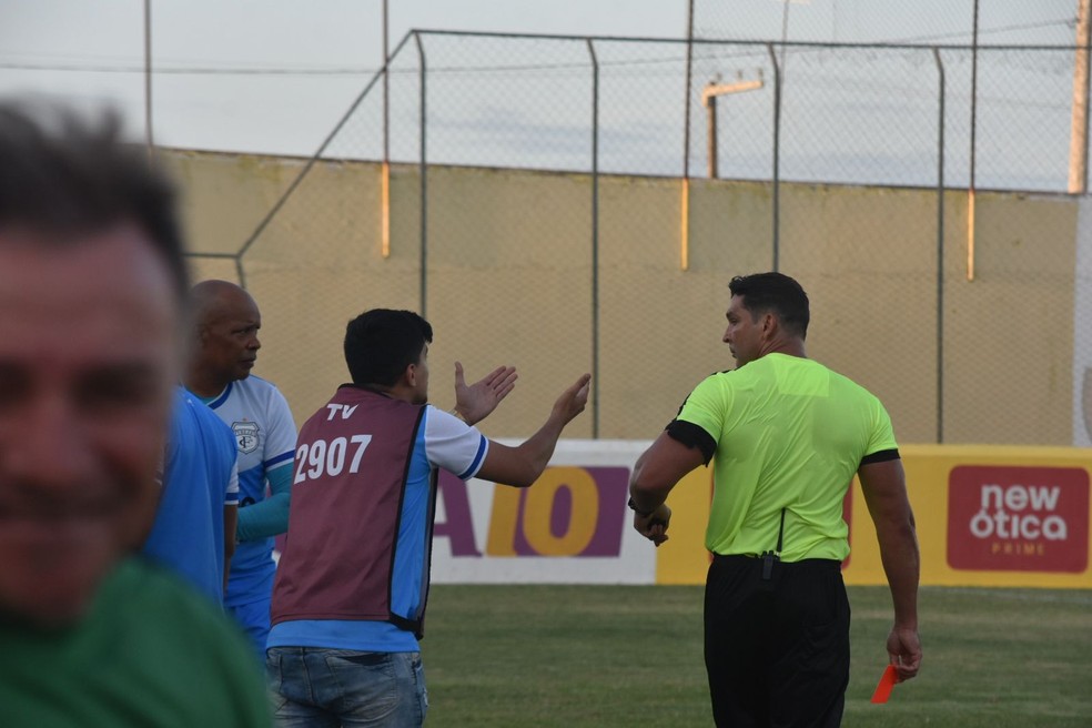 Wagner Reway no momento da expulsão do preparador físico do Treze — Foto: Daniel Vieira / Treze