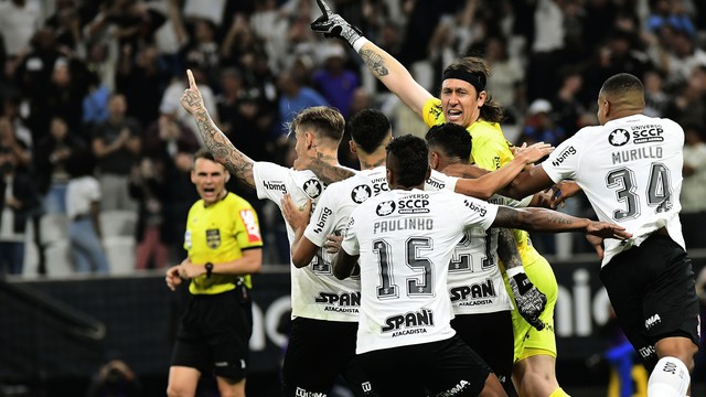 Cássio e jogadores do Corinthians comemoram classificação