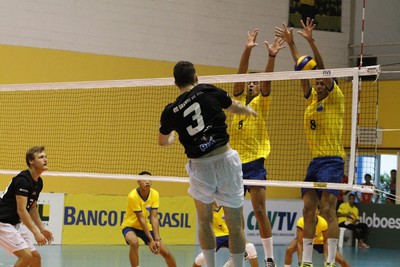 Seleção de MS (de amarelo) durante o brasileiro infantojuvenil de vôlei (Foto: Josi Schmidt/CBV)
