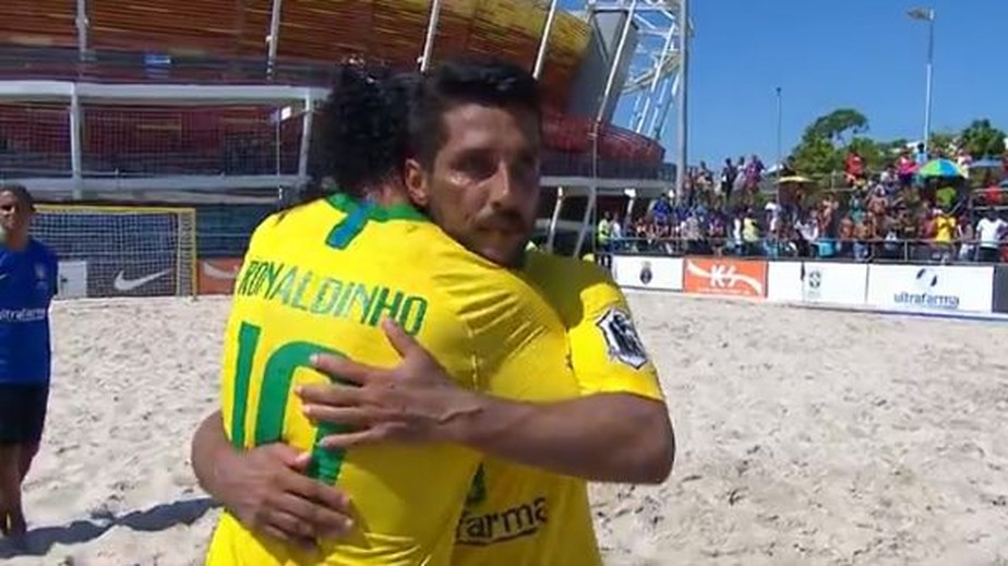 Com homenagem e três gols de Ronaldinho Gaúcho, Jorginho se emociona na despedida das areias