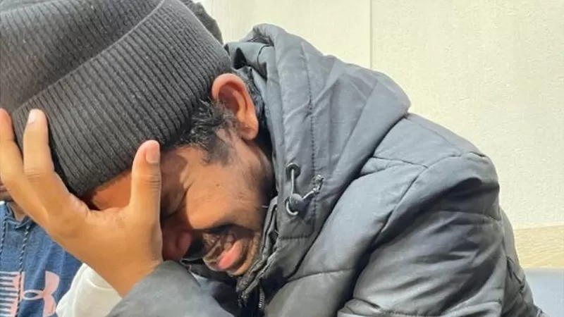 Cingaleses foram às lágrimas quando se reconectaram com seus entes queridos por telefone (Foto: BBC)