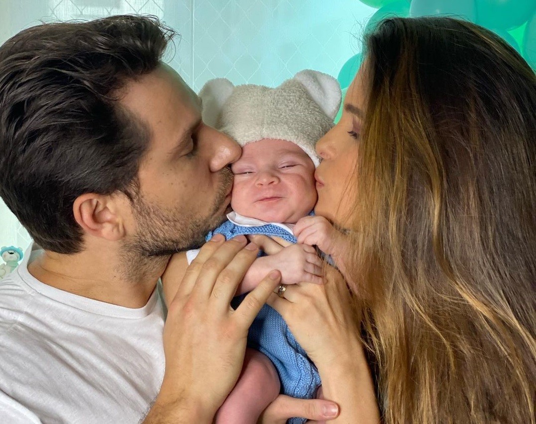 Eliéser Ambrosio e Kamilla Salgado dão beijo-sanduíche no filho, Bento (Foto: Reprodução/Instagram)
