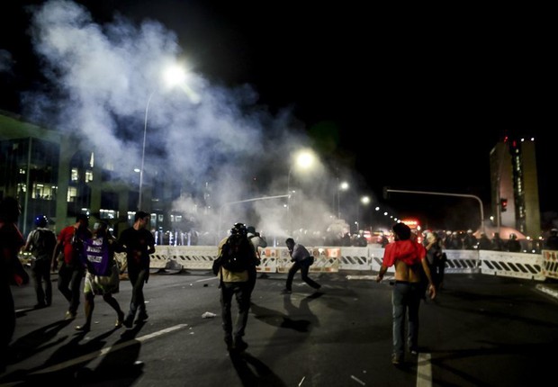 Policiais lançaram bombas de gás e usaram spray de pimenta contra manifestantes que faziam protesto pelo impeachment de Dilma Rousseff em Brasília (Foto: Paulo Froes/ASMina/Facebook)