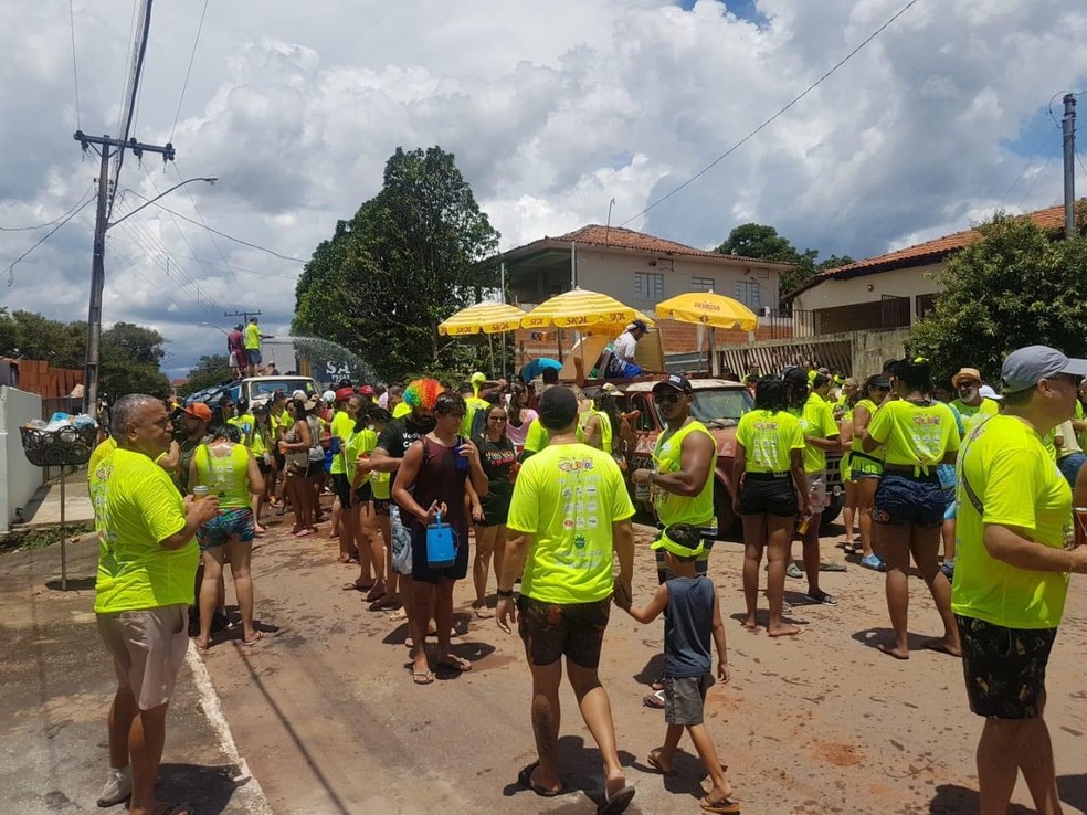 Caminhões pipa jogando águas nos foliões durante a festa — Foto: divulgação 