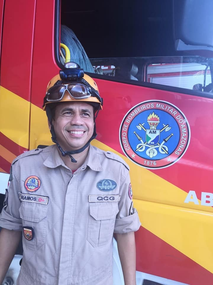 O bombeiro que ajudou no parto (Foto: Divulgação/ Secretaria de Segurança do Amazonas)