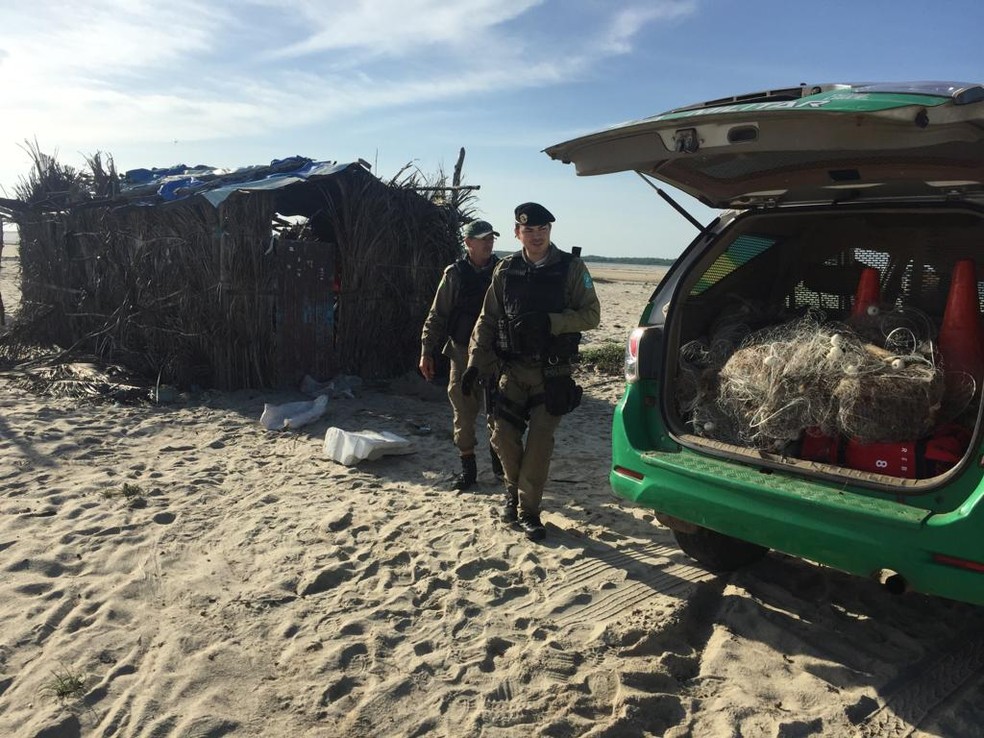 PolÃ­cia encontrou objetos enterrados na praia de MacapÃ¡, litoral piauiense.  â Foto: DivulgaÃ§Ã£o/PM