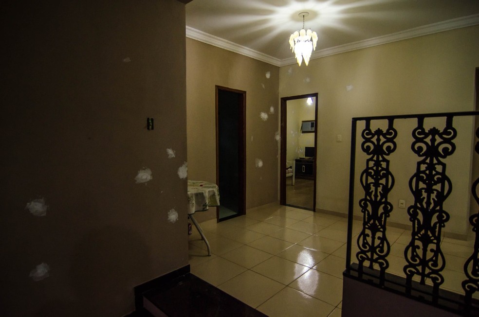 Tiros na parede da casa onde morava João Pedro — Foto: Arquivo pessoal