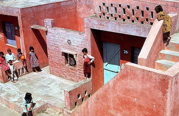 Aranya Low Cost Housing, em Indore, na Índia, que ganhou o Prêmio Aga Khan de Arquitetura em 1995  (Foto: Vastushilpa Foundation / Reprodução)