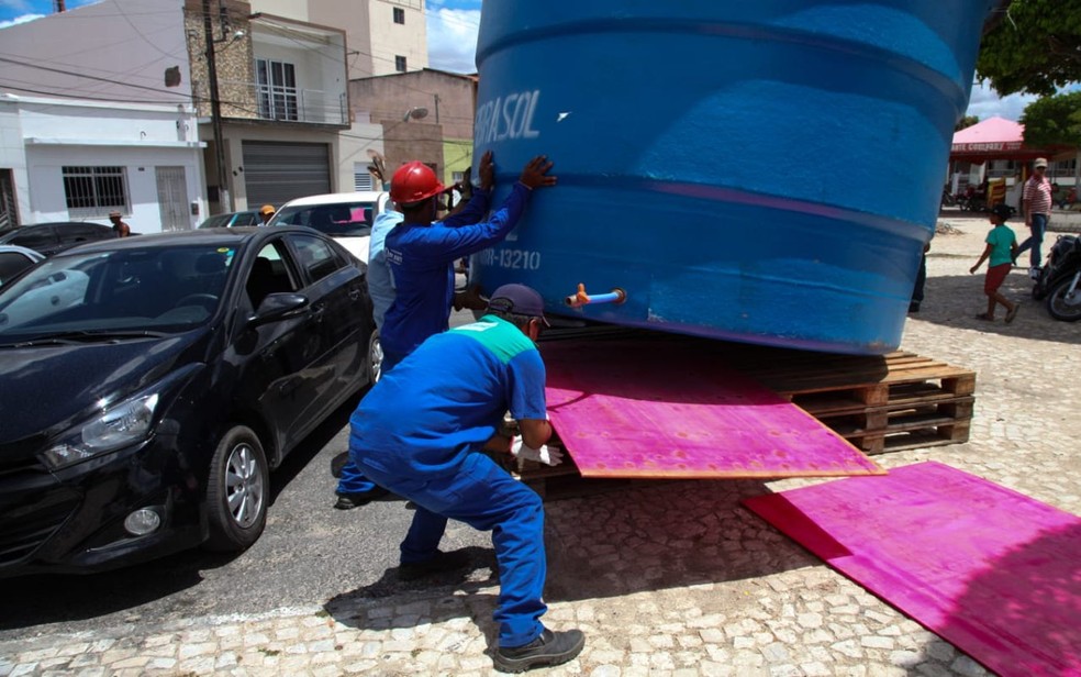 Caixa D'água sendo colocada em Tobias Barreto — Foto: Governo de Sergipe/Divulgação