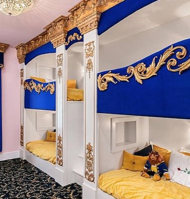 Um quarto e banheiro de A Bela e a Fera também fazem parte do pacote da mansão americana (Foto: Reprodução / Instagram)