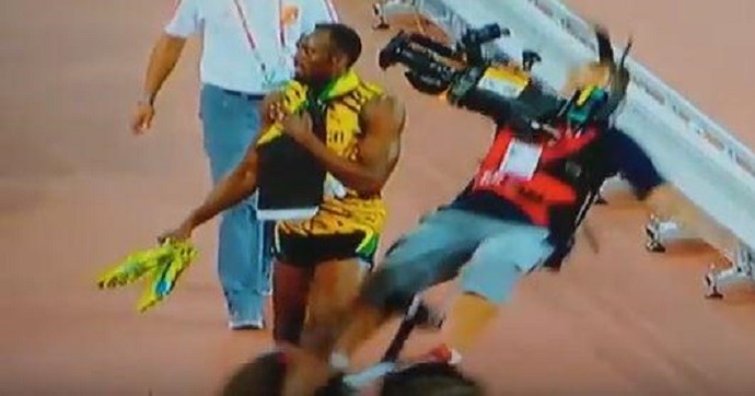 Usain Bolt é atropelado por câmera em segway após final dos 200m do Mundial de Atletismo (Foto: Reprodução)