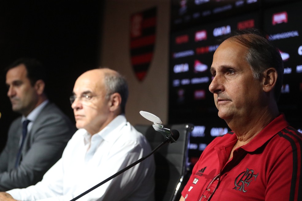 Ricardo Lomba, Eduardo Bandeira de Mello e Carlos Noval: Fla sofre para escolher um técnico (Foto: Gilvan de Souza / Flamengo)