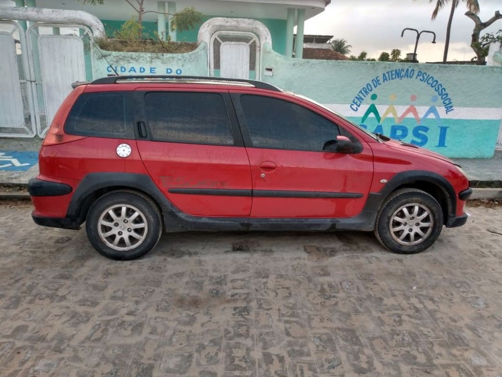 Suspeitos abandonaram carro durante a fuga após tentativa frustrada de roubo a banco em Rio Tinto — Foto: Divulgação/Polícia Militar da Paraíba 