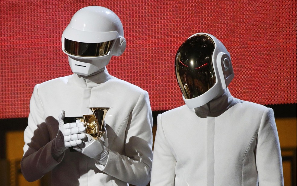 Daft Punk recebe Grammy de 'Single do Ano' por 'Get Lucky' — Foto: Mario Anzuoni/Reuters