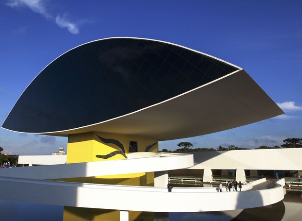 Opção para quem quer curtir um belo pôr do Sol, os arredores do Museu Oscar Niemeyer é rodeado por bares e possui uma ampla área verde  (Foto: Cesar Bustolin / SMCS)
