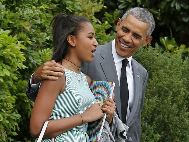 O presidente dos EUA, Barack Obama, com a filha Sasha na sexta (17), ao deixar a Casa Branca (Foto: REUTERS/Kevin Lamarque)