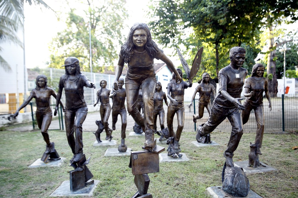 Anjos da Paz, estÃ¡tuas em homenagem Ã s vÃ­timas do massacre de Realengo em 2011 â Foto: Marcos Serra Lima/G1