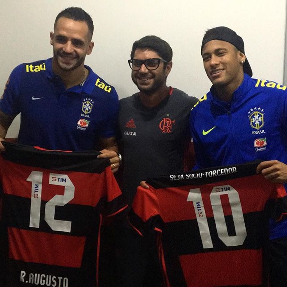 Reanto Augusto foi presentado com  a camisa do Flamengo durante os Jogos do Rio 2016 &mdash; Foto: Reprodu&ccedil;&atilde;o/Twitter