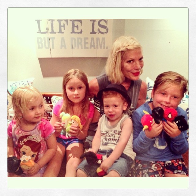 Tori Spelling tem quatro filhos com Dean: Hattie, Stella, Finn e Liam (Foto: Reprodução/Instagram)