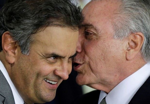O senador Aécio Neves (PSDB-MG) e o presidente Michel Temer conversam durante cerimônia de posse em Brasília (Foto: Ueslei Marcelino/Arquivo/Reuters)