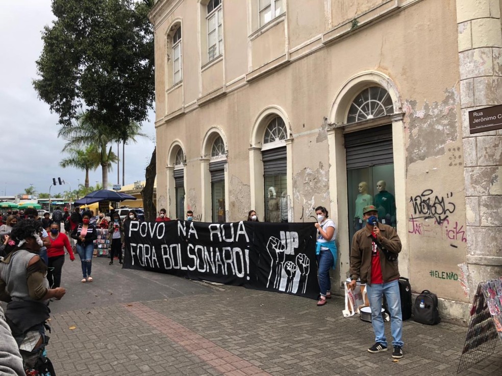 Protesto contra Bolsonaro no Centro de Florianópolis na manhã de 7 de agosto, por volta das 10h — Foto: Antônio Neto/NSC TV