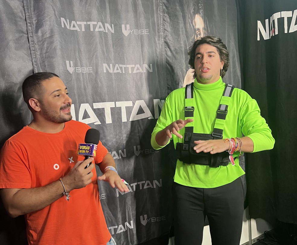 Diego Negrellos entrevista o cantor Nattan para o Verão Inter TV 2023 — Foto: Divulgação