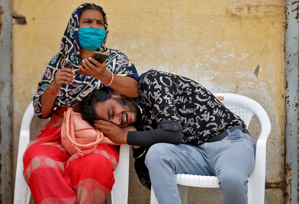 Homem chora morte de seu pai em decorrência da Covid-19 em Ahmedabad, na Índia, neste sábado (8) — Foto: Amit Dave/Reuters