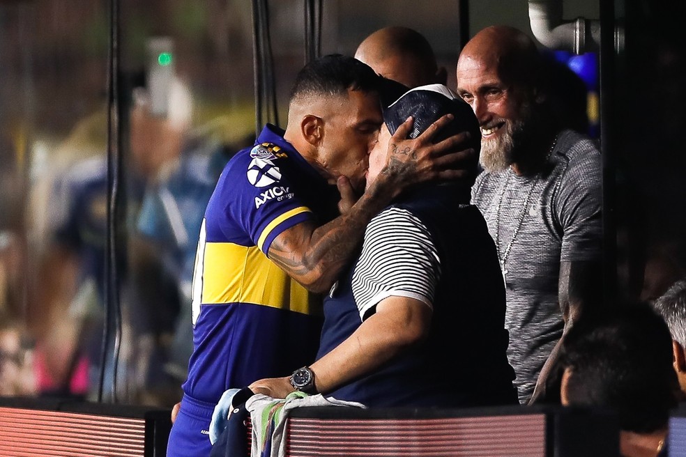 O selinho de Tevez em Maradona antes do jogo — Foto: Juan Ignacio Roncoroni/Reuters