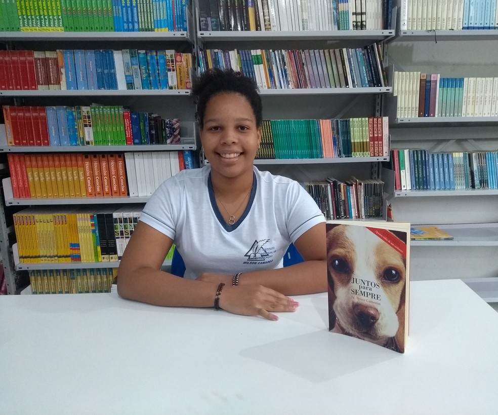 Suellen terminou de ler o livro 'Juntos para sempre' — Foto: Eliete Marques/G1