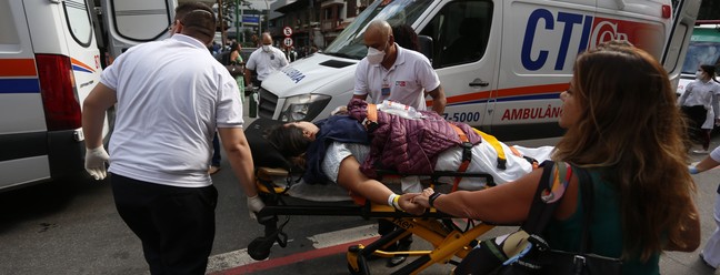 Pacientes graves precisaram ser transferidos às pressas em UTI móveis — Foto: Fabiano Rocha / Agência O Globo