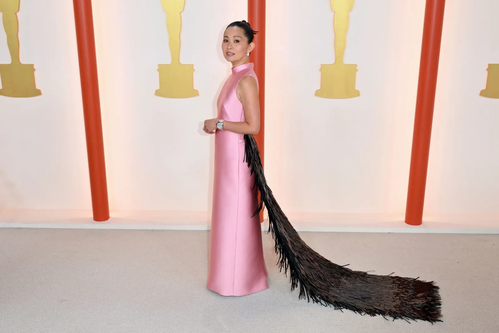 Hong Chau no tapete vermelho do Oscar 2023 — Foto: AFP