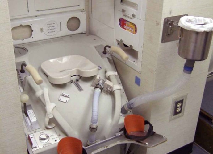 Réplica do banheiro da ISS que fica nos laboratórios da NASA (Foto: NASA)