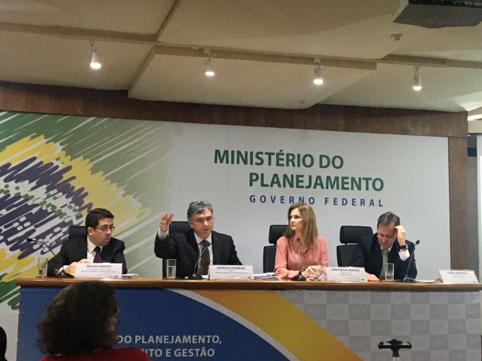 Ministro do Planejamento, Esteves Colnago (segundo da esquerda para a direita), anuncia aumento na previsÃ£o para a arrecadaÃ§Ã£o.. (Foto: Yvna Sousa/TV Globo)