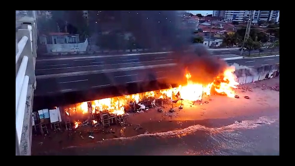 Casebres são tomados por fogo embaixo de ponte em São Luís — Foto: José Chagas