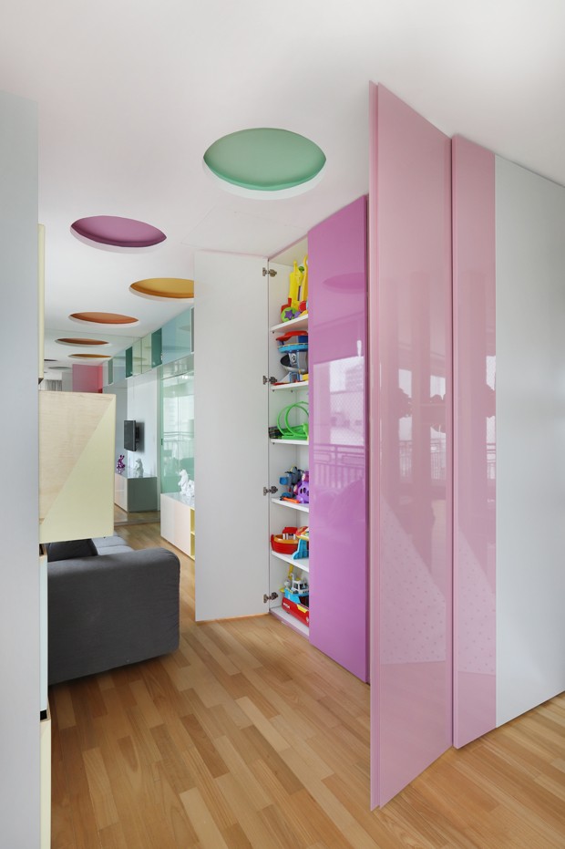 Sala de 120 m² é transformada em brinquedoteca lúdica e colorida (Foto: Mariana Orsi)
