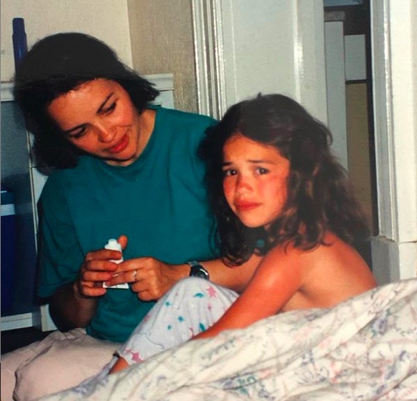 A mãe da cantora Rita Ora, a psiquiatra Vera Ora, em uma foto antiga de família (Foto: Instagram)