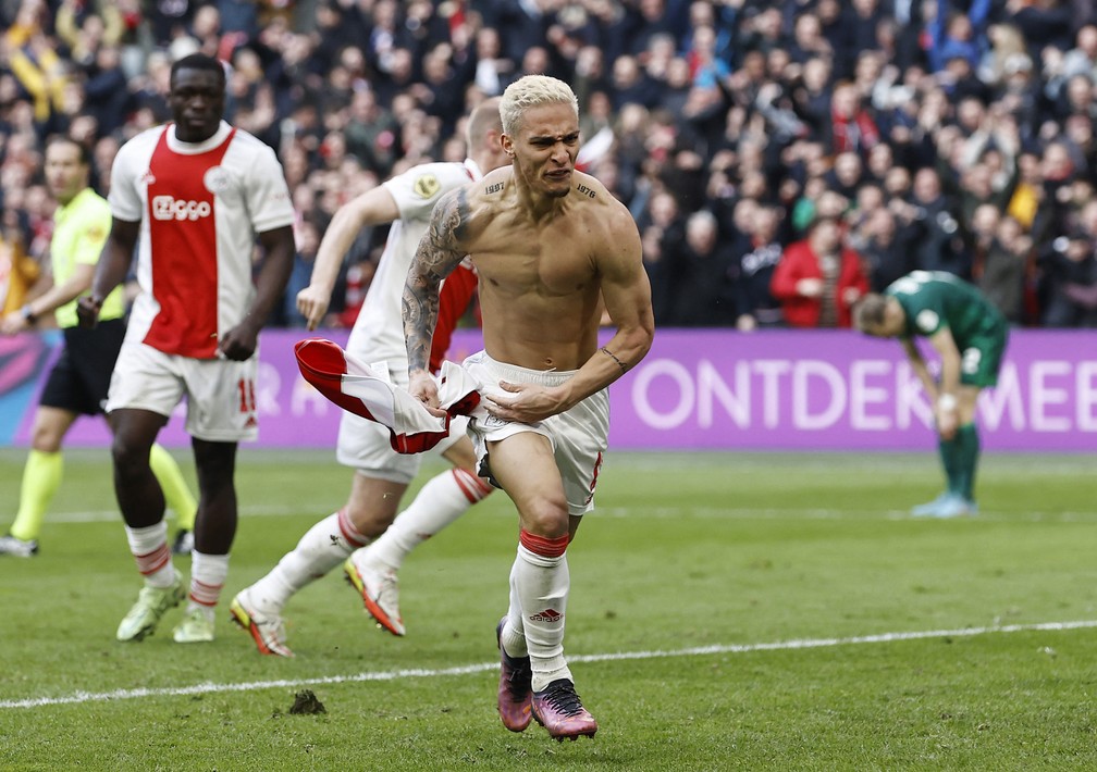 Antony comemora gol da virada do Ajax sobre o Feyenoord — Foto: AFP