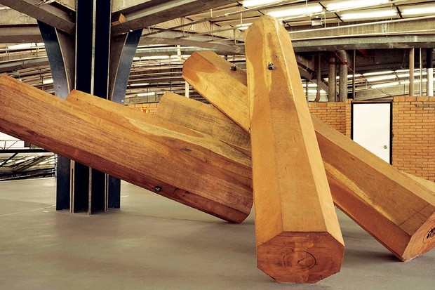 Uma das megainstalações em madeira criada por Elisa em 2002 (Foto: Mariana Maltoni)